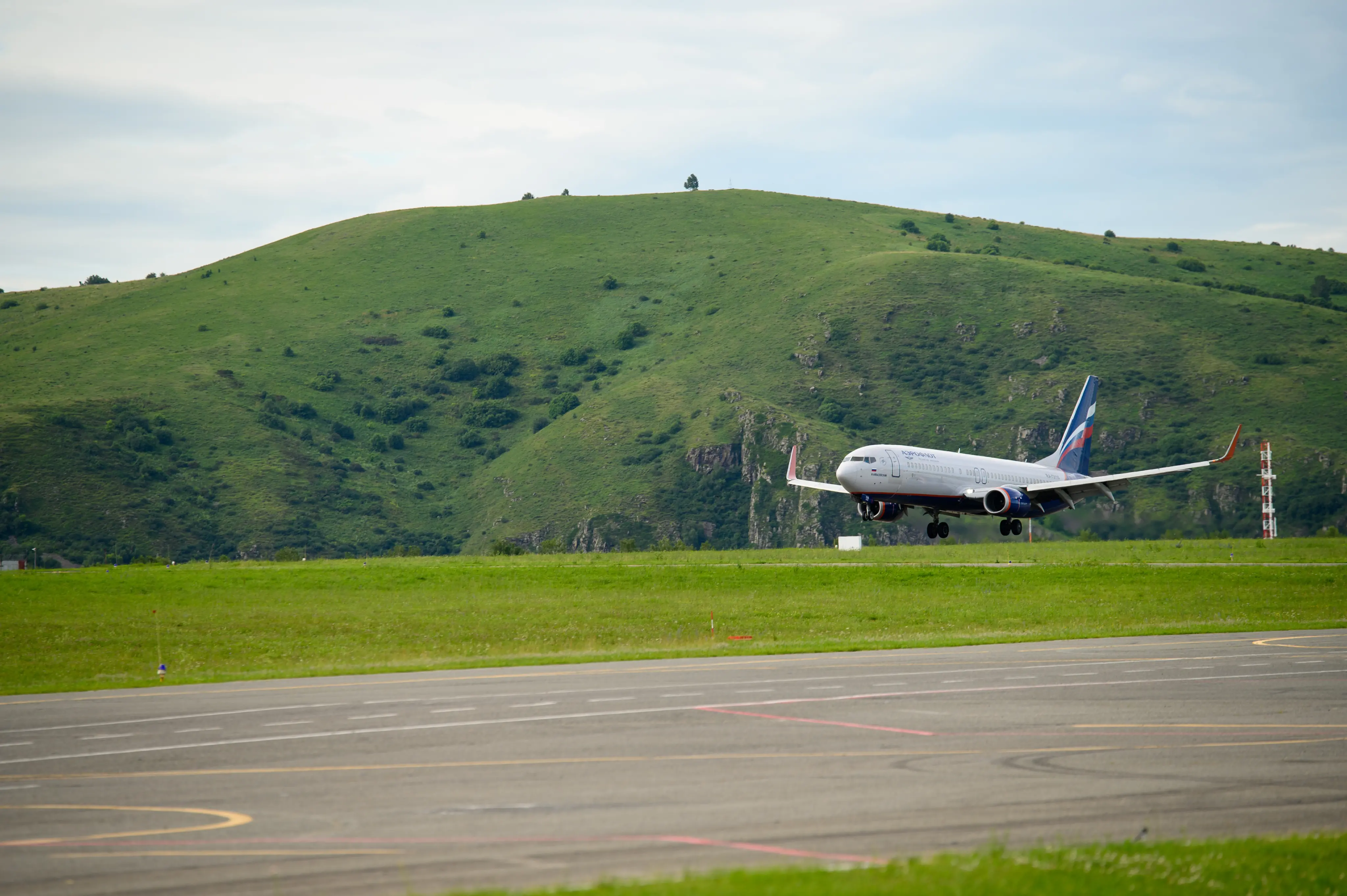 Встречаем и&nbsp;провожаем более 500&nbsp;000 пассажиров в&nbsp;год. Обслуживаем рейсы 9&nbsp;авиакомпаний по&nbsp;13&nbsp;направлениям полетов. Принимаем более 30&nbsp;модификаций самолетов и&nbsp;все типы вертолетов.<br>